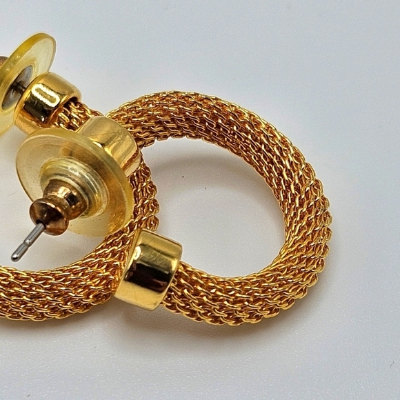 VINTAGE Elegant Gold Plated Mesh Hoop Post Back Earrings - Picture 4 of 5